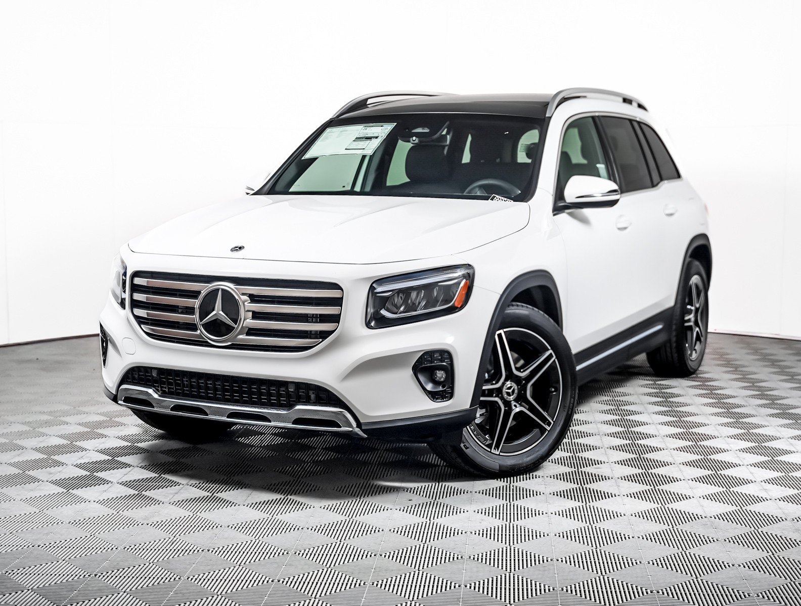 New 2026 Polar White Mercedes-Benz GLB 250 image 1