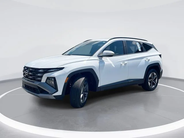 Used 2025 White Hyundai SEL Convenience image 1