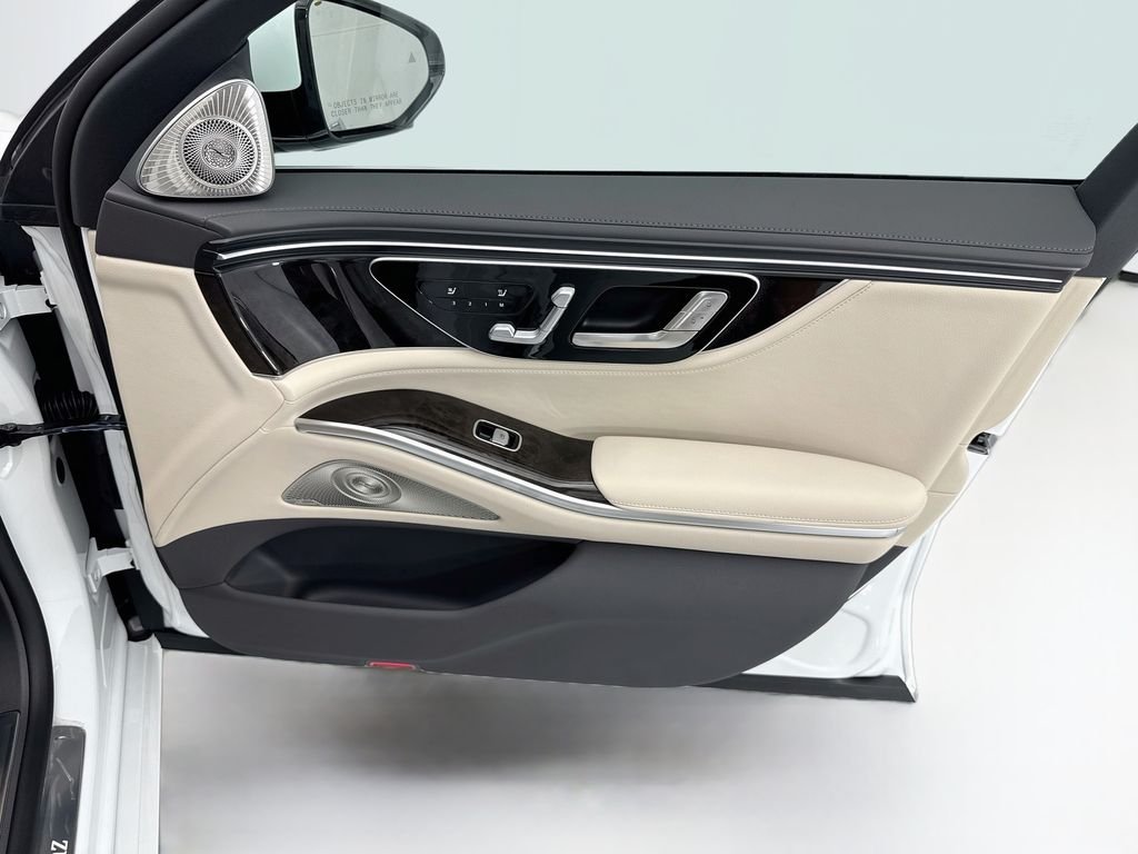 New 2027 MANUFAKTUR Moonlight White Metallic Mercedes-Benz S 500 image 24