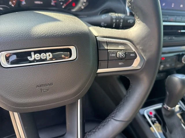 Used 2022 White Jeep Latitude image 18