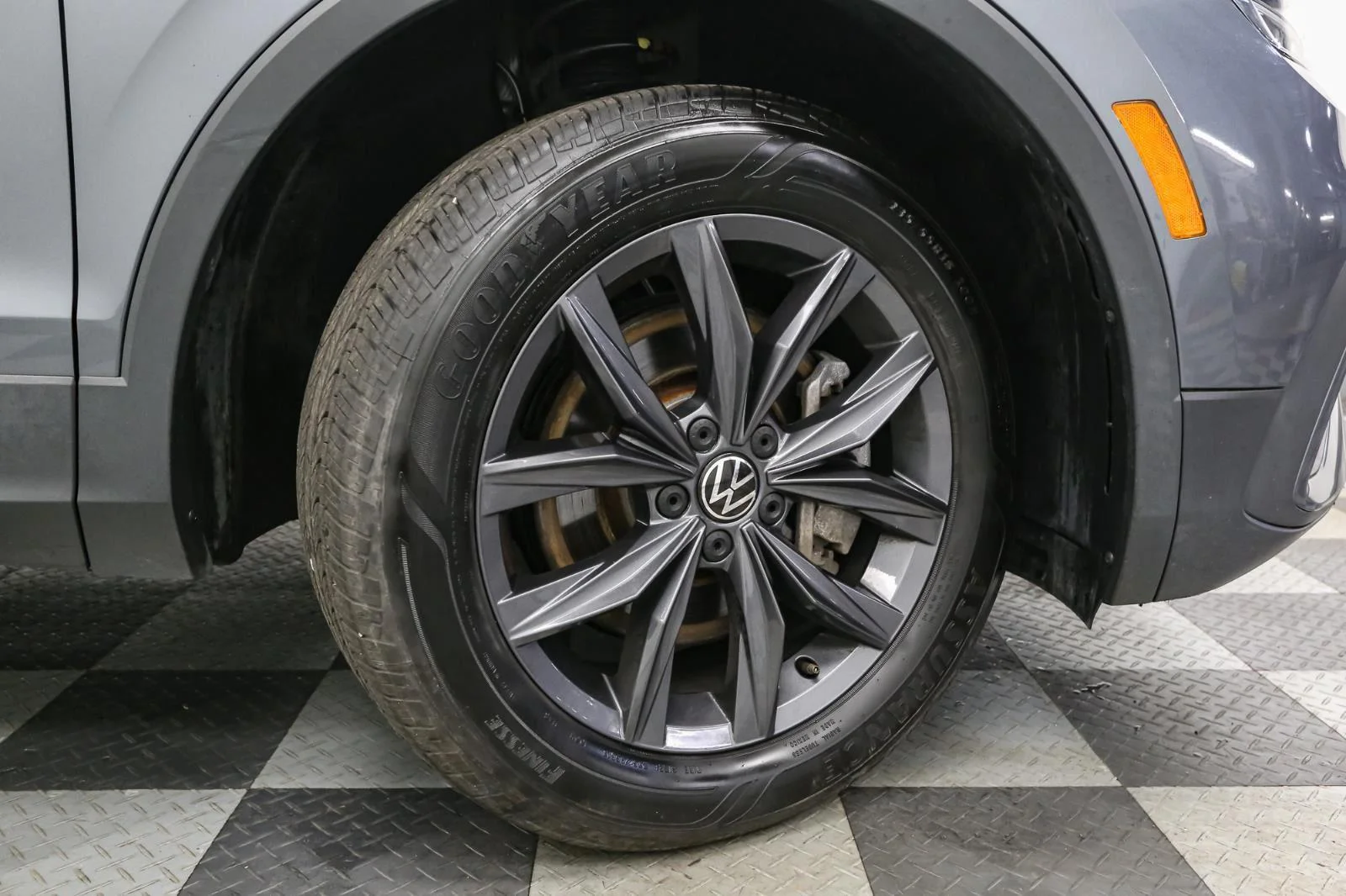 Used 2022 Platinum Gray Metallic Volkswagen SE image 17