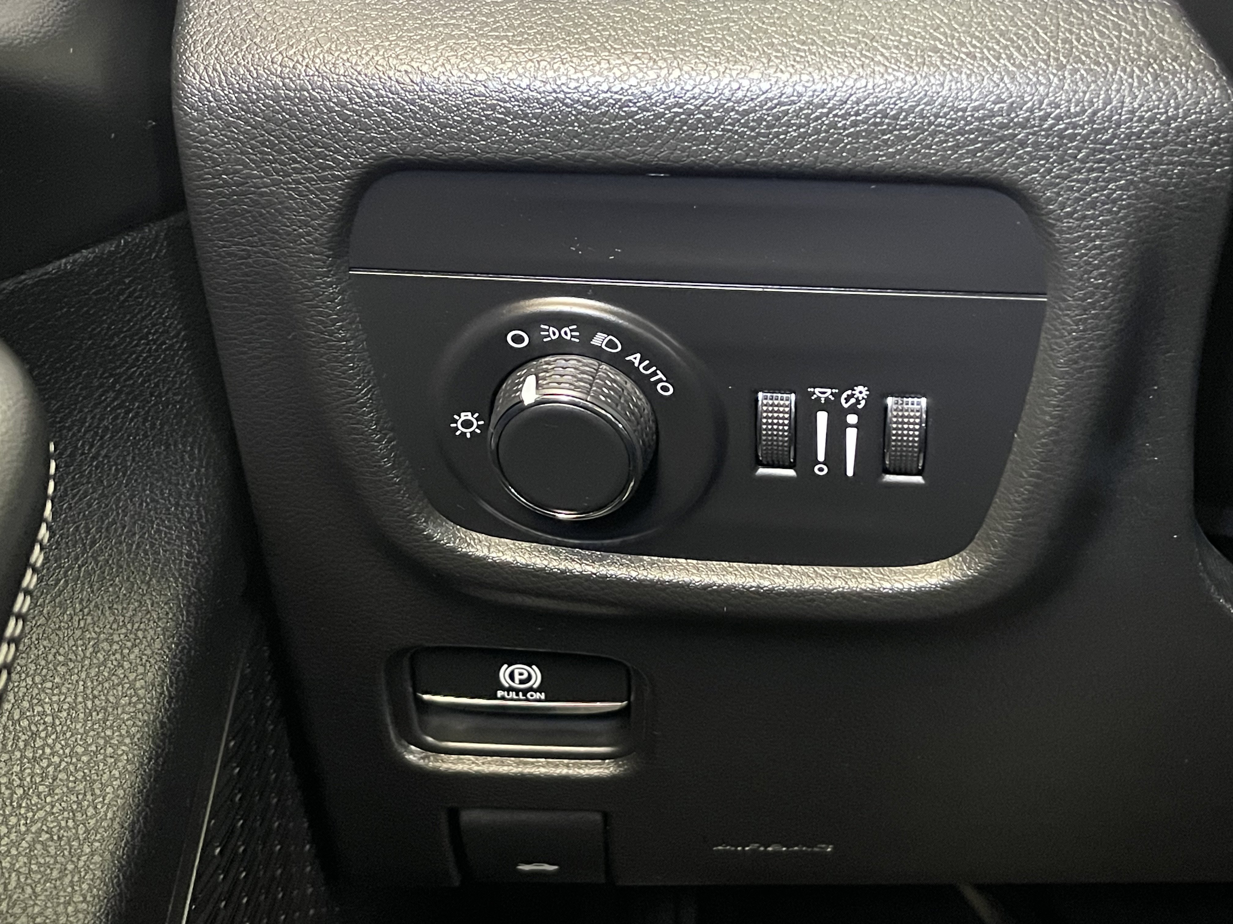 New 2026 Baltic Gray Metallic Clear-Coat Exterior Paint Jeep Laredo image 28