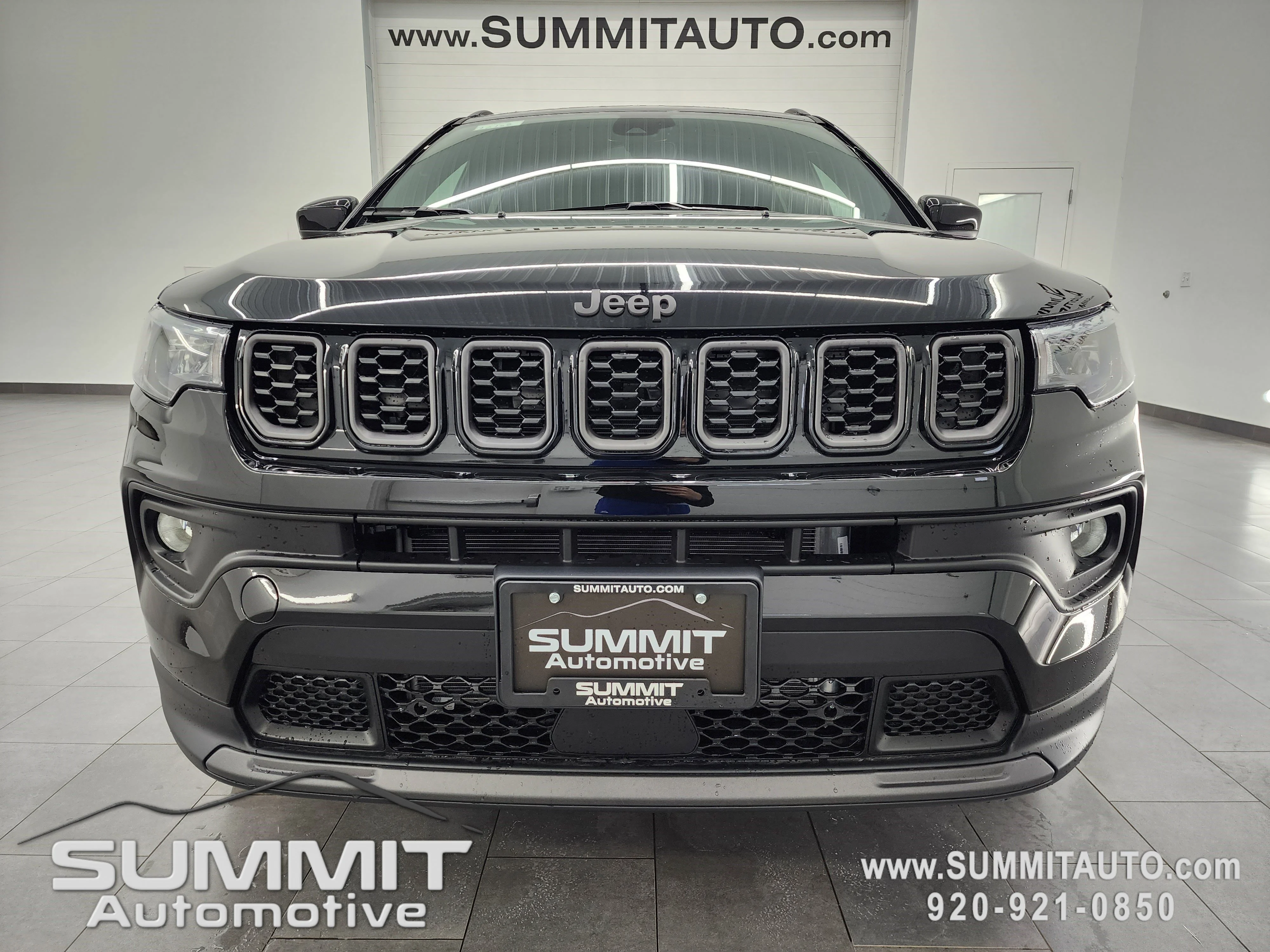 New 2026 Diamond Black Crystal Pearl-Coat Exterior Paint Jeep Latitude image 20