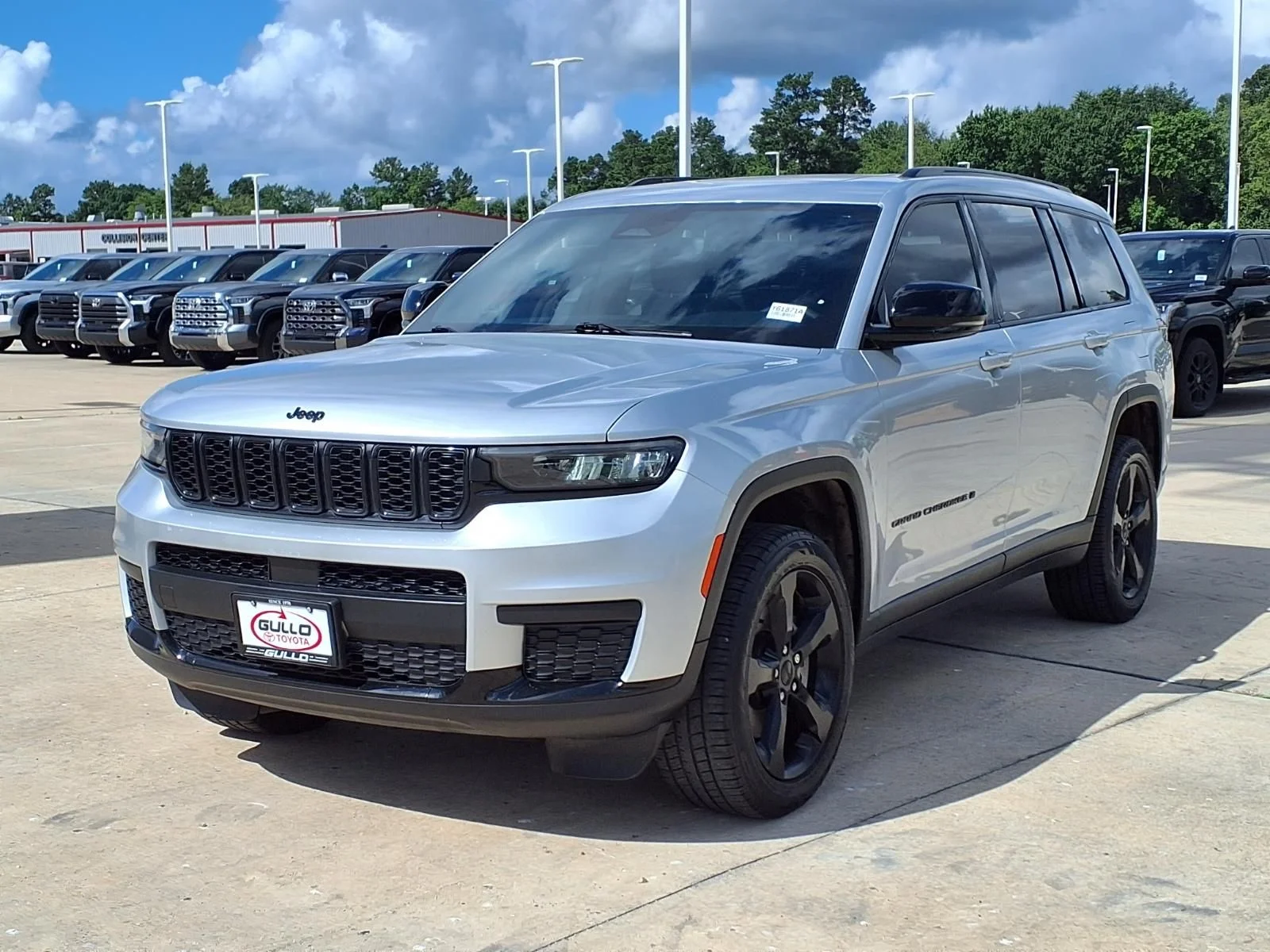 Used 2023 Silver Jeep Altitude image 3