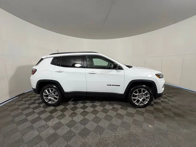 Certified Used 2022 White Jeep Latitude Lux image 5