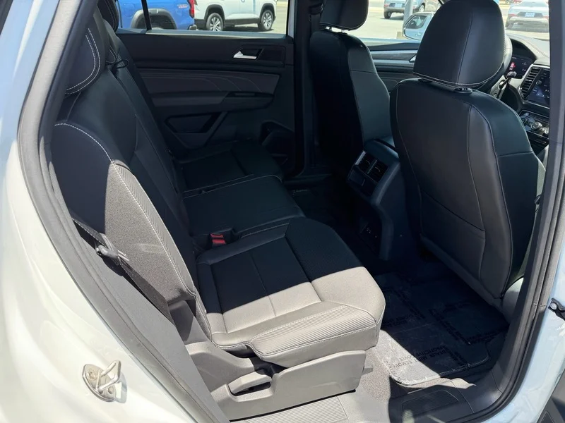 Used 2023 White Volkswagen 2.0T SE w/Technology image 20
