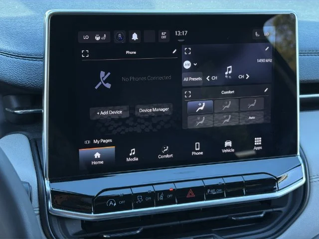 Used 2024  Jeep Limited image 23