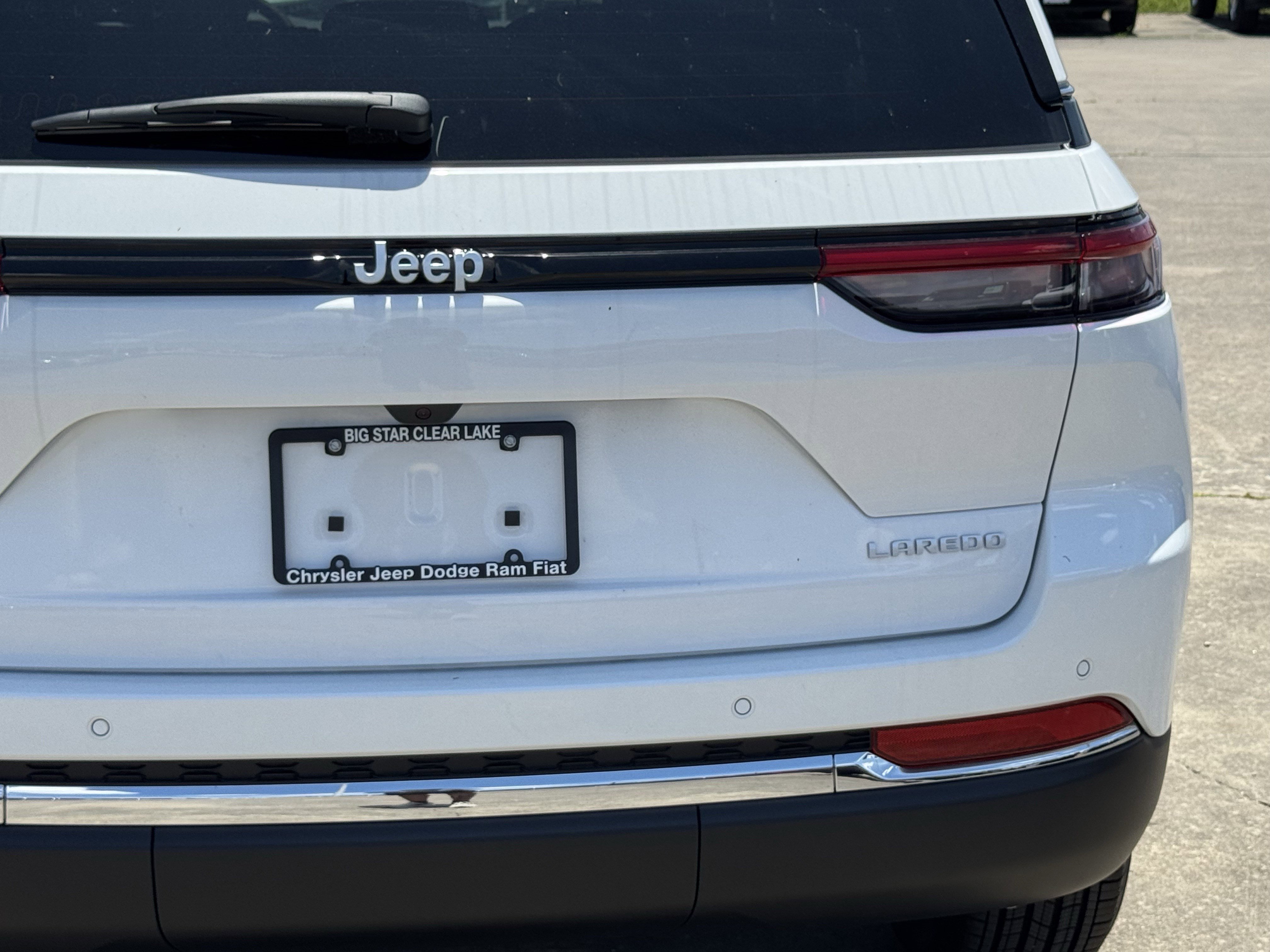 New 2026 Bright White Clear-Coat Exterior Paint Jeep Laredo image 9