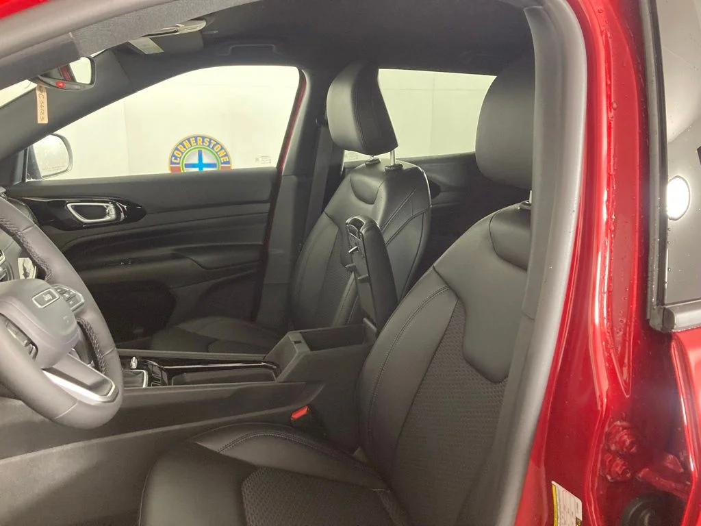 New 2026 Red Hot Pearlcoat Jeep Latitude image 10