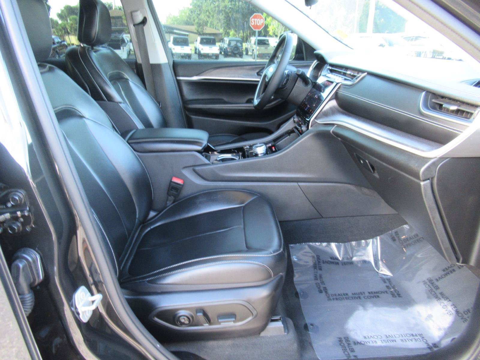 Used 2023  Jeep Limited image 10