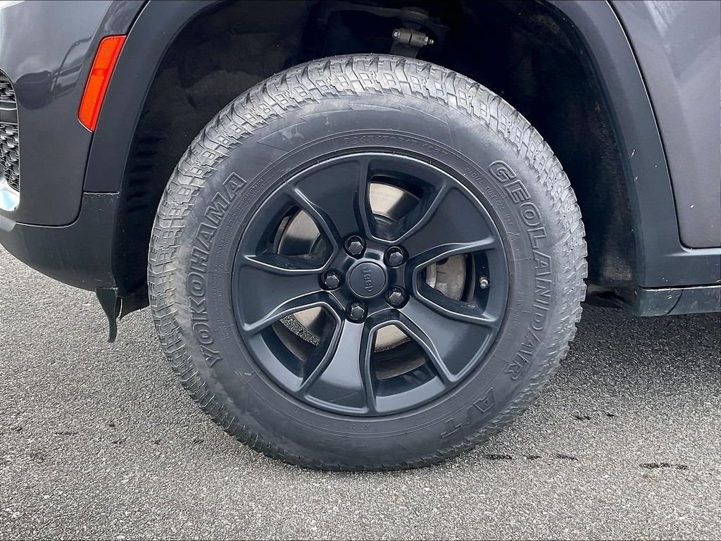 Used 2022 Baltic Gray Metallic Clearcoat Jeep Laredo image 7