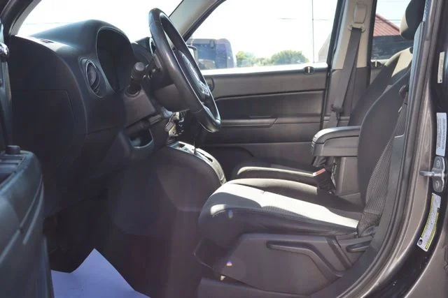 Used 2014 Granite Crystal Clearcoat Metallic Jeep Latitude image 15