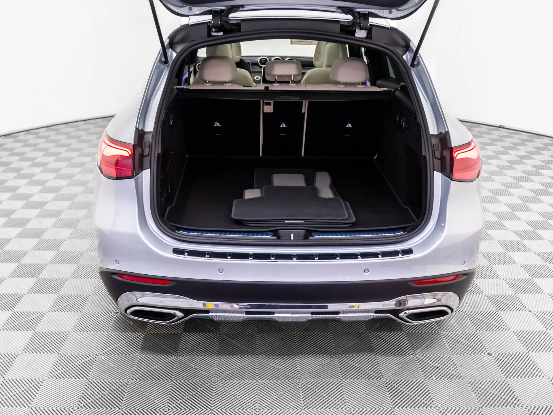New 2026 Silver Mercedes-Benz GLC 300 image 33