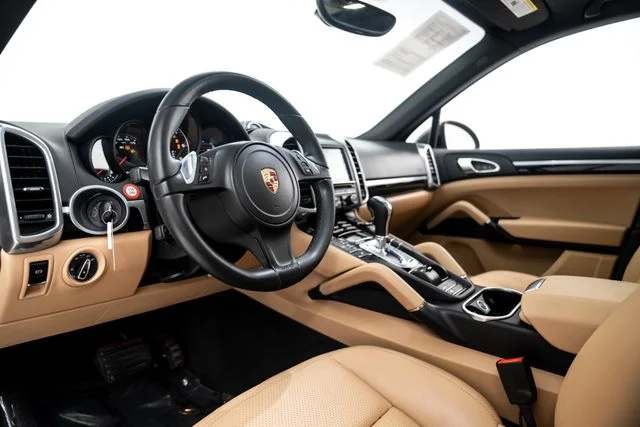 Used 2014  Porsche Diesel Platinum Edition image 4