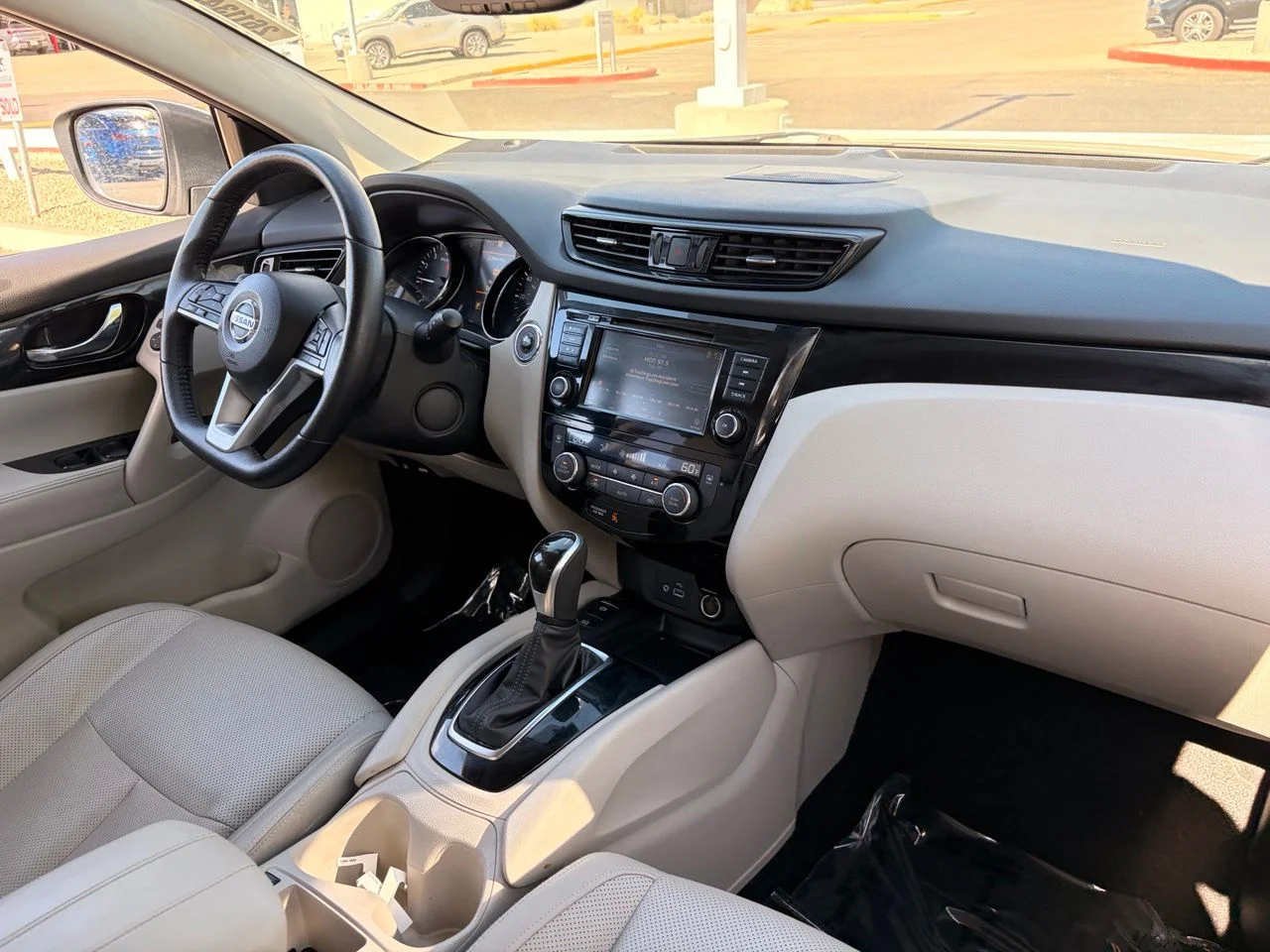Used 2022 Pearl White Tricoat Nissan SL image 12