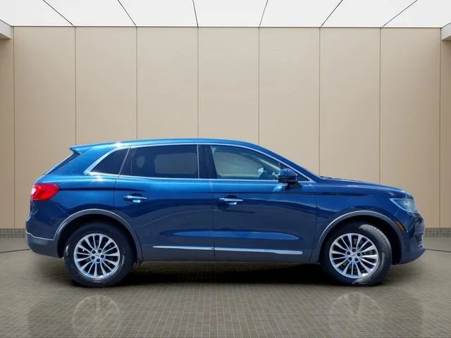 Used 2017 Blue Lincoln Select image 5
