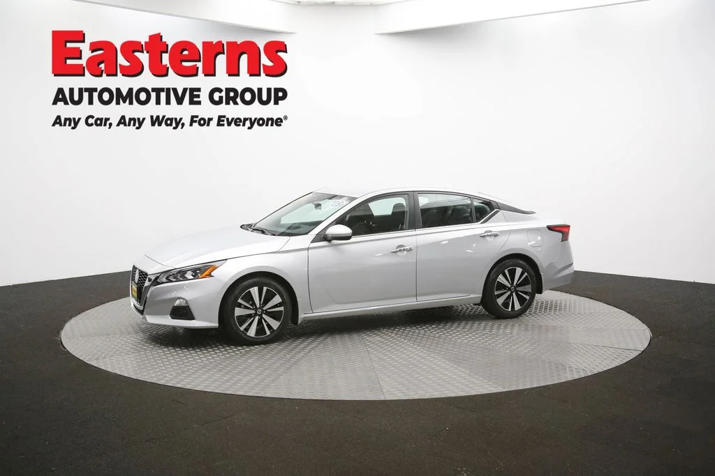 Used 2022 Silver Nissan 2.5 SV image 57