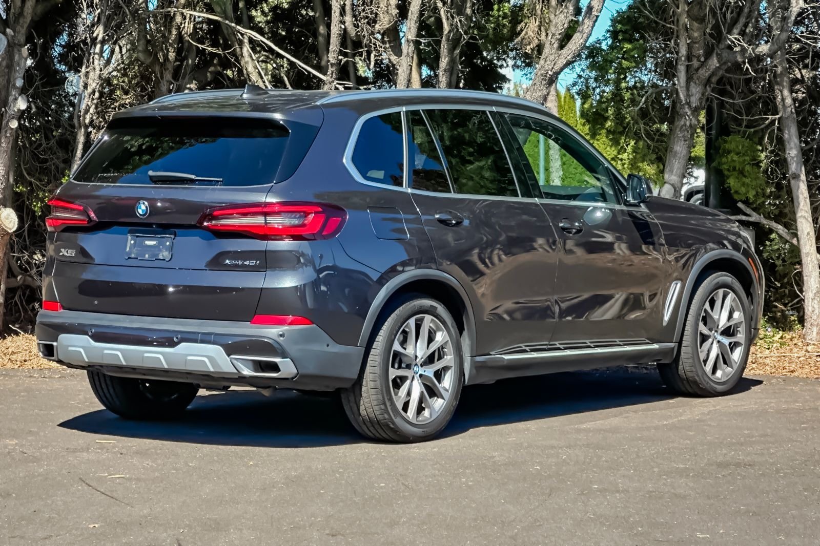 Used 2022 Gray BMW xDrive40i image 3