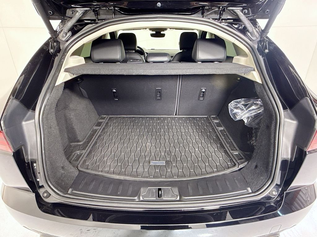 Used 2020  Jaguar SE image 28