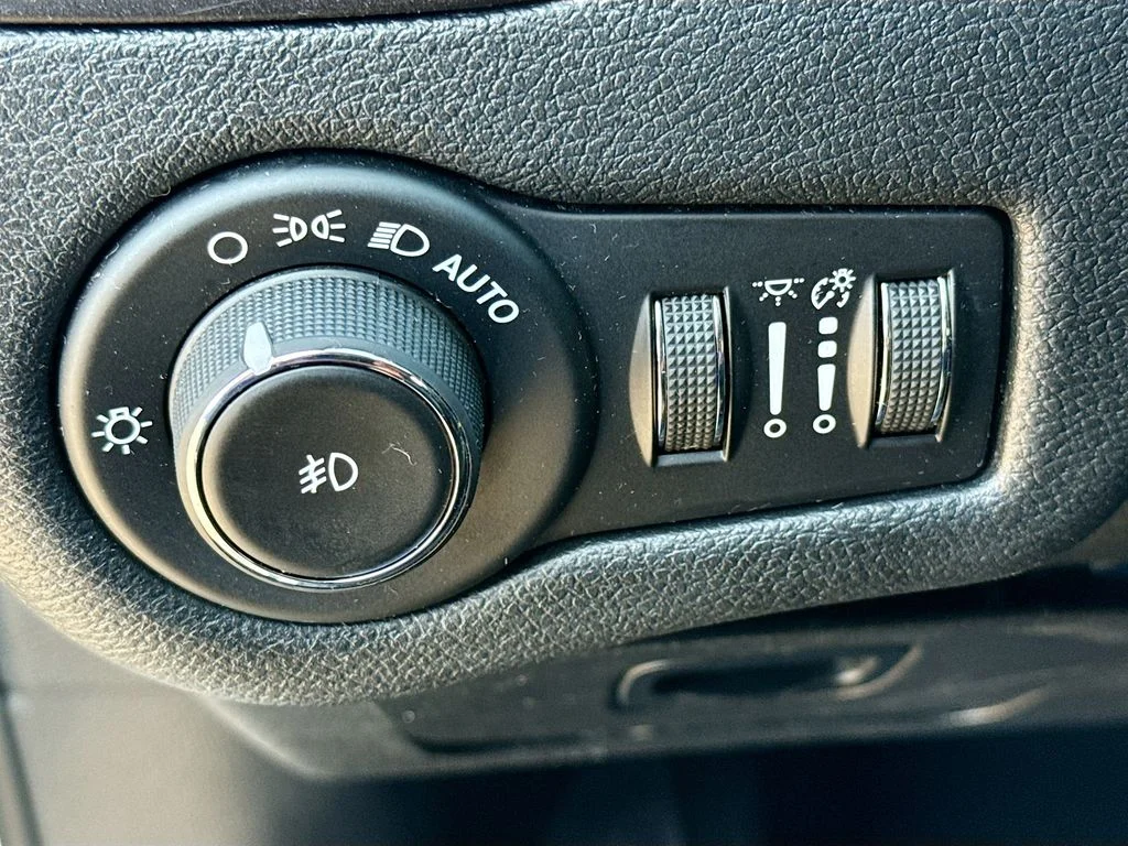 Used 2019 Bright White Clearcoat Jeep Trailhawk image 10