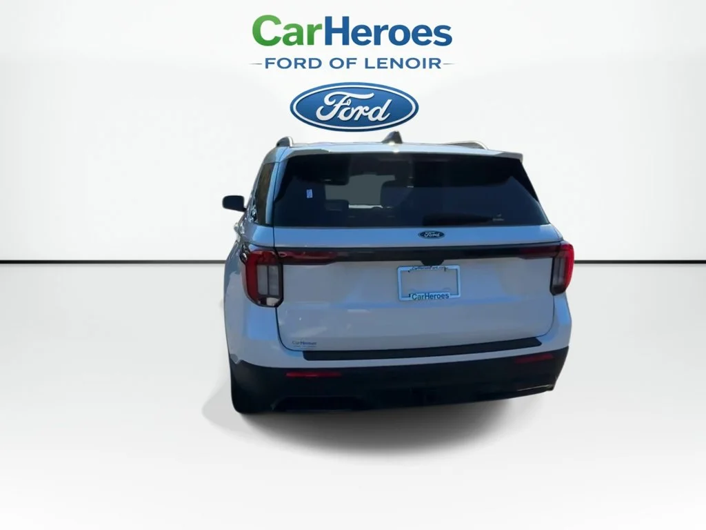 New 2027 Star White Metallic Tri-Coat Ford ST-Line image 7