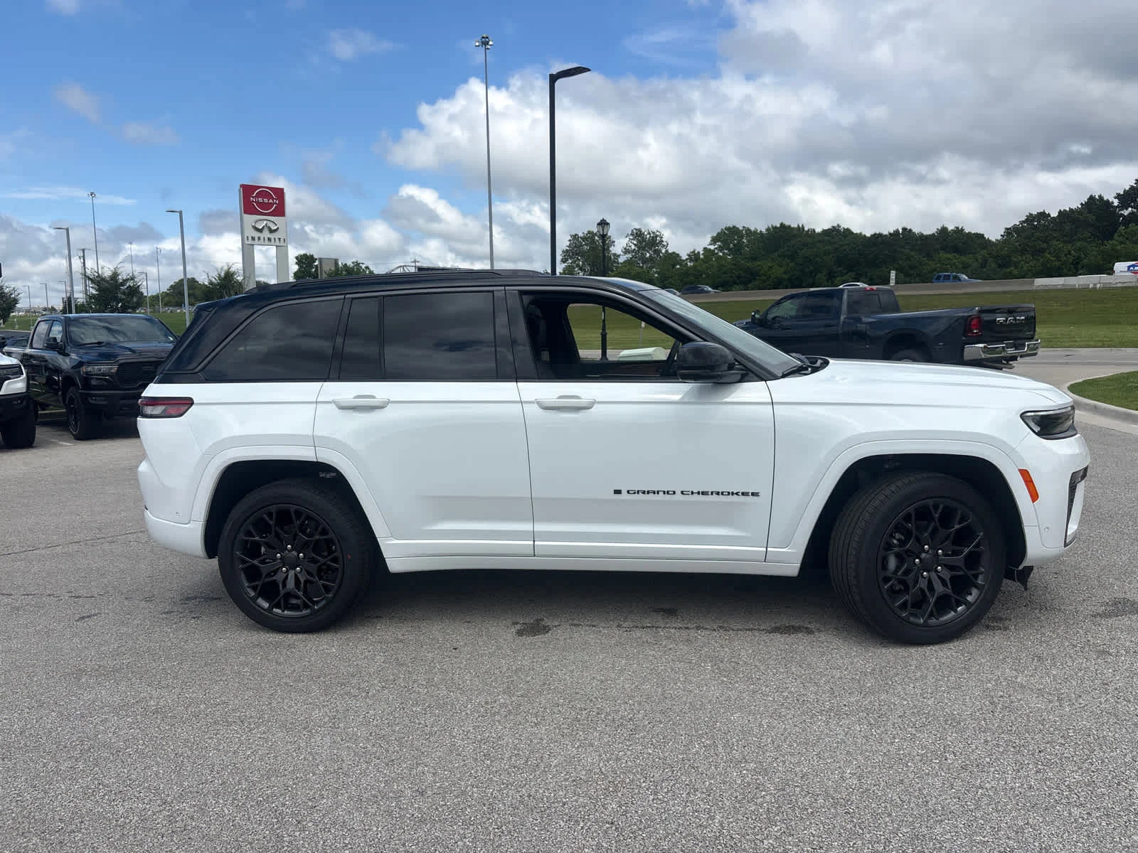 New 2026 Bright White Clear-Coat Exterior Paint Jeep Summit image 11