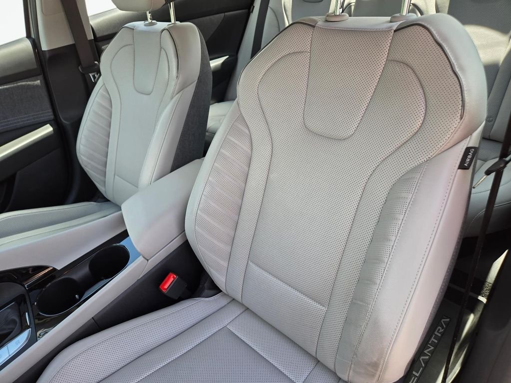 2025 Hyundai Elantra Limited - Photo 15