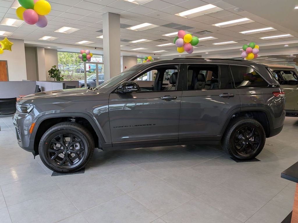 New 2026 Baltic Gray Metallic Clear-Coat Exterior Paint Jeep Altitude image 7