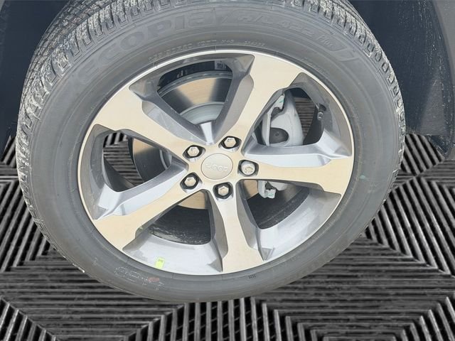 New 2026 Bright White Clear-Coat Exterior Paint Jeep Limited image 9