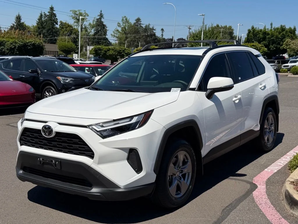 Used 2025 Ice Toyota XLE image 4