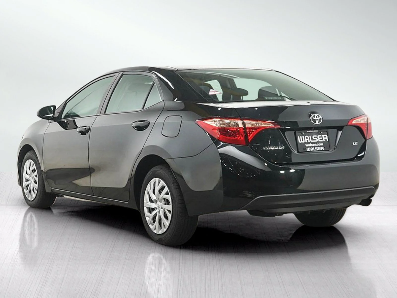 Used 2018  Toyota LE image 3