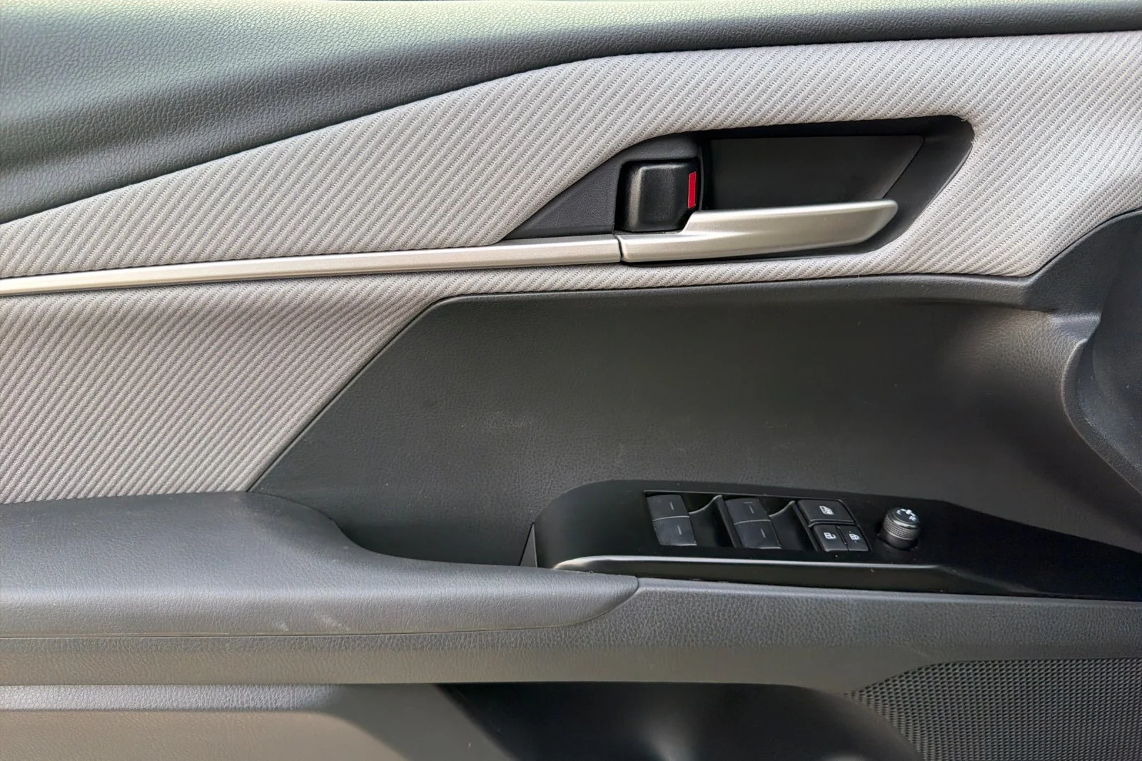 Used 2025  Toyota SE image 13