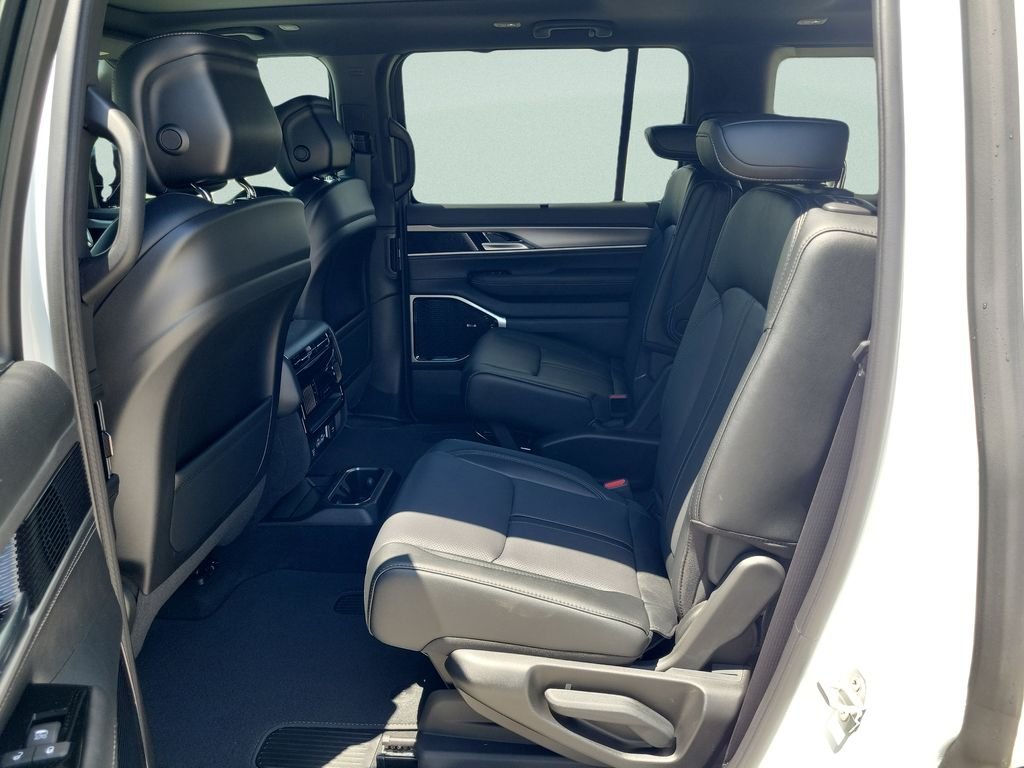 New 2026 Bright White Clear-Coat Exterior Paint Jeep Limited Reserve image 10