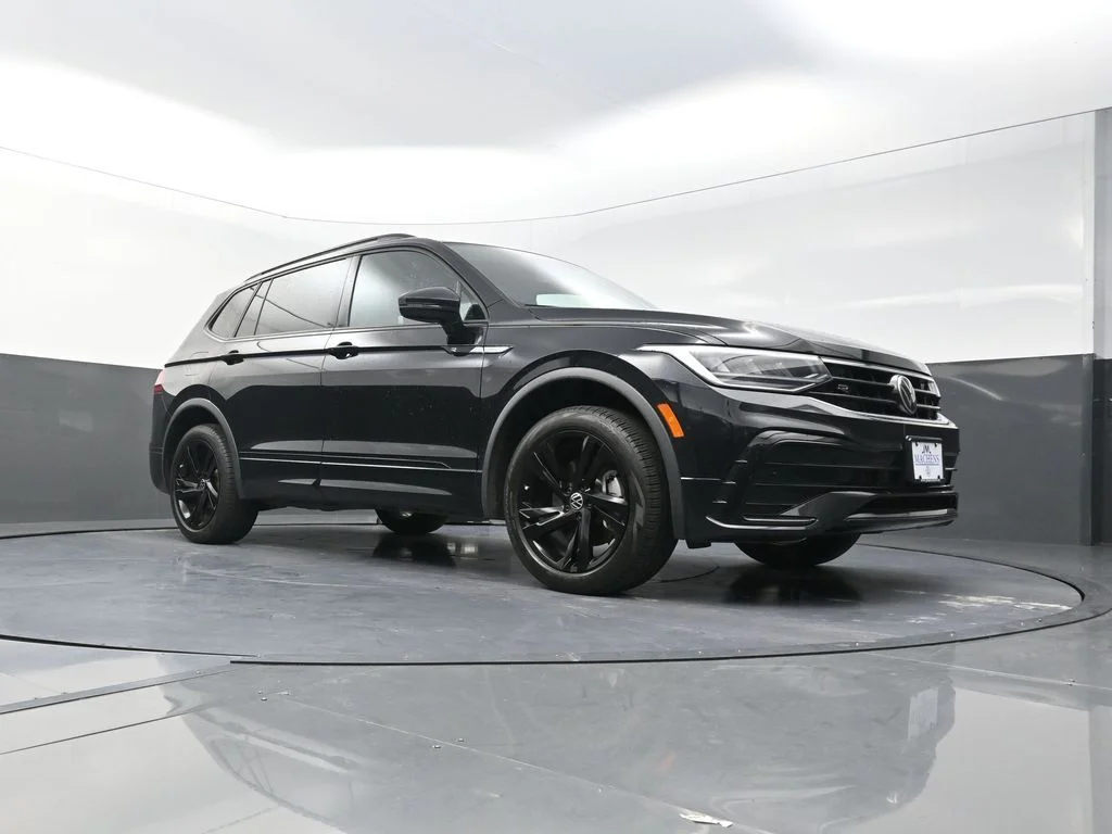 Used 2024 Black Volkswagen 2.0T SE R-Line Black image 21