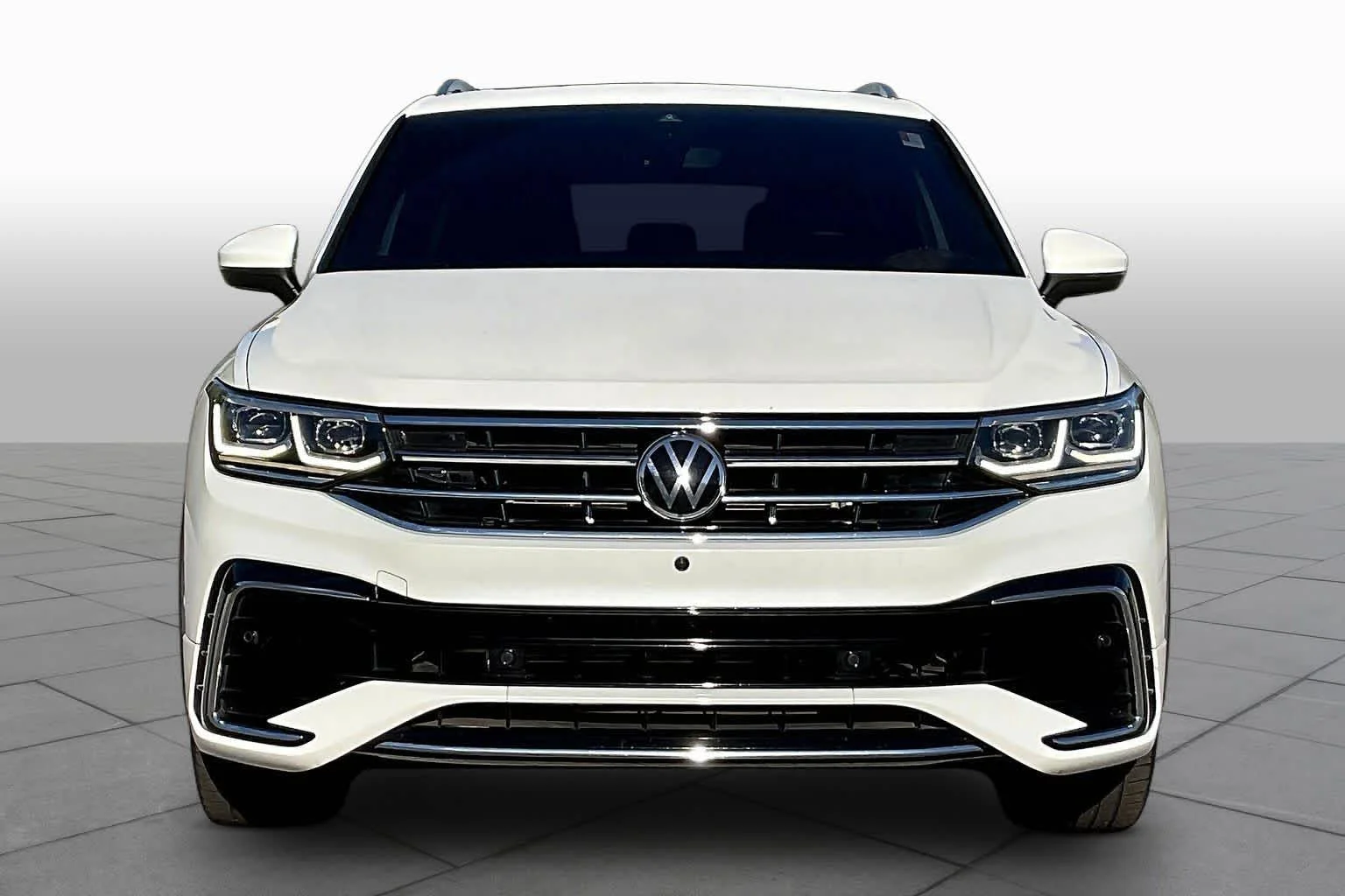 Used 2022 Oryx White Pearl Volkswagen SEL R-Line image 4