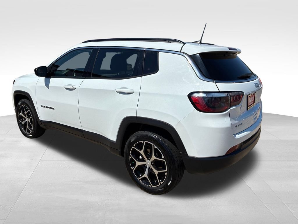 Used 2024 White/off-white Jeep Latitude image 3