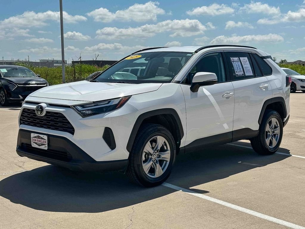 2025 Toyota RAV4 XLE - Photo 7