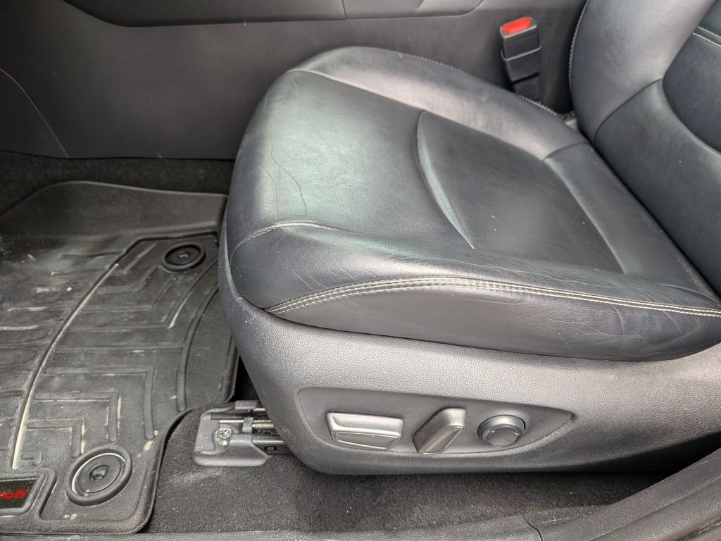 Used 2019 Silver Toyota XLE Premium image 15