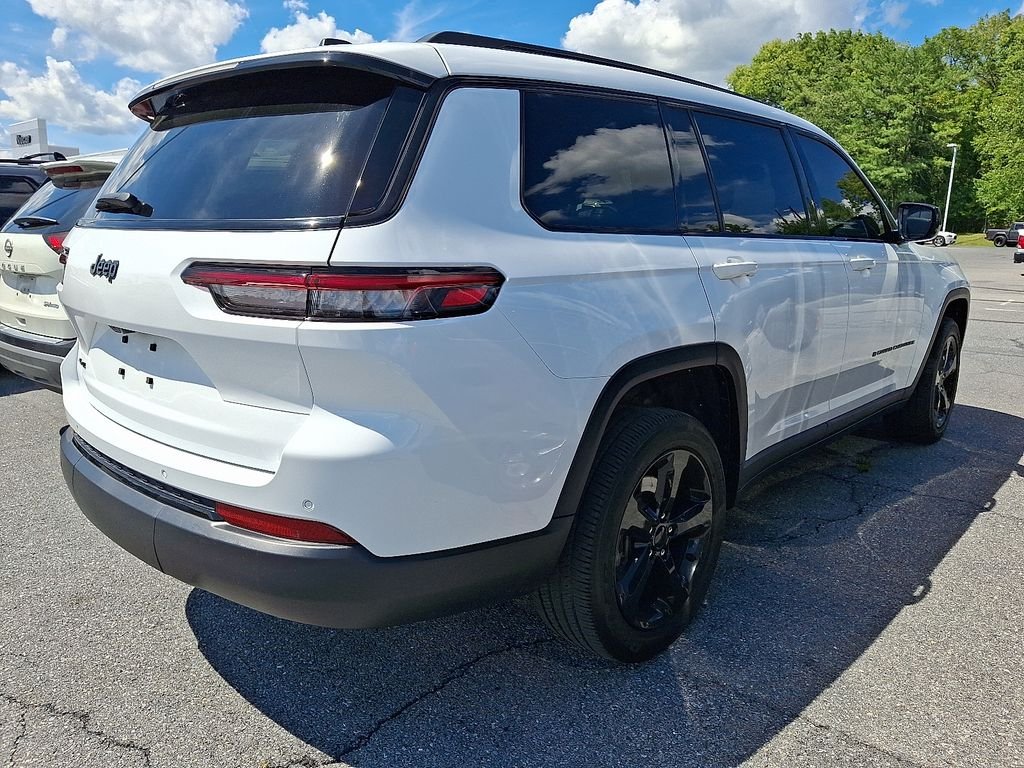 Used 2023 White Jeep Altitude image 6