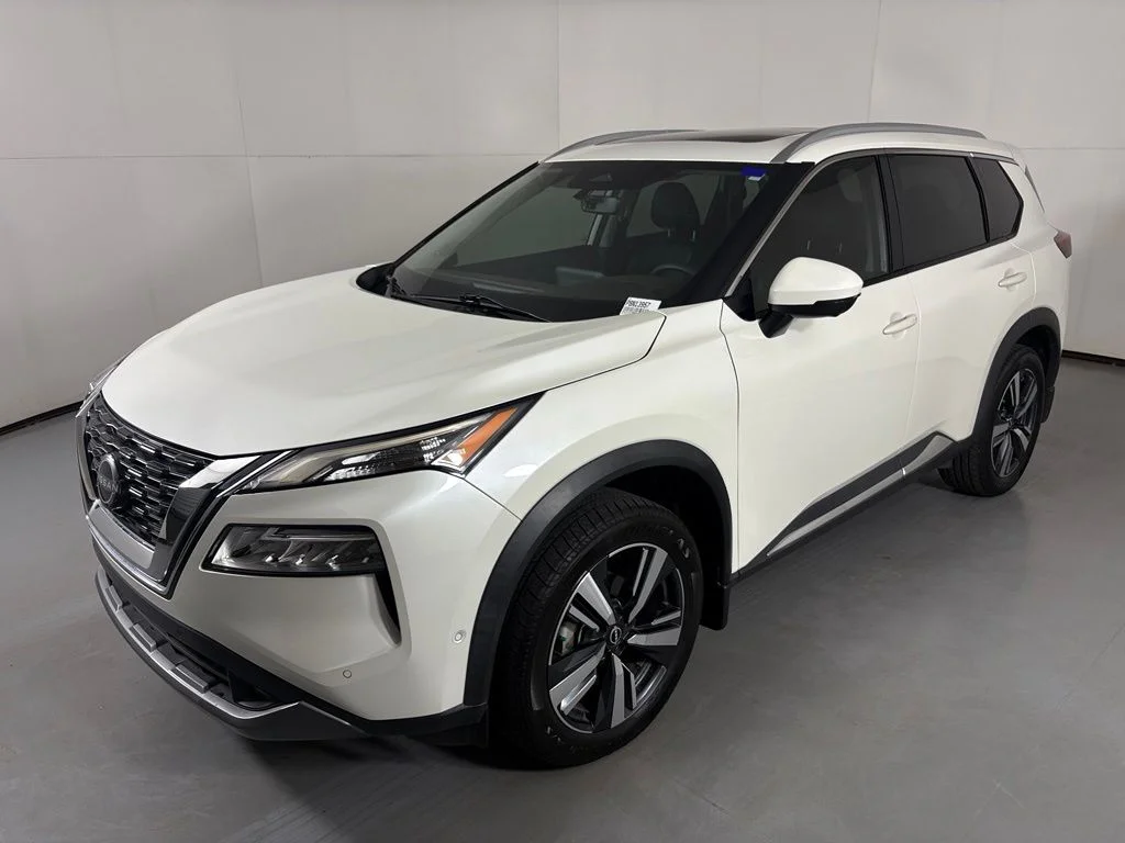 Used 2022 White Nissan SL image 4