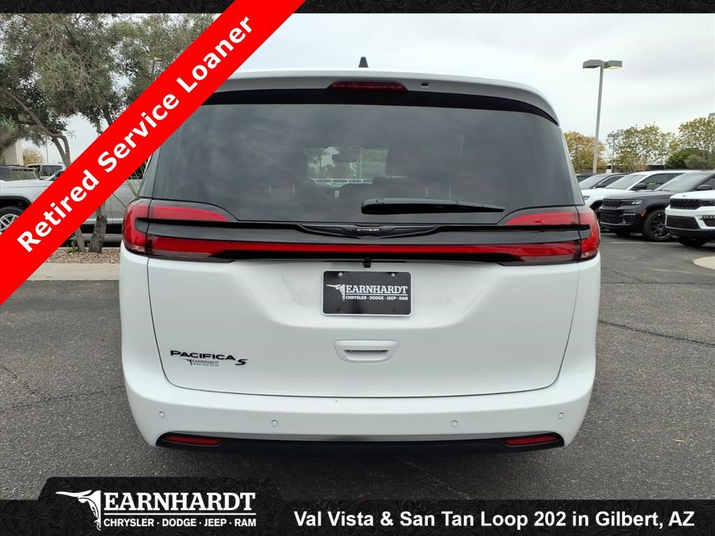 New 2026 Bright White Clear-Coat Exterior Paint Chrysler Select image 5