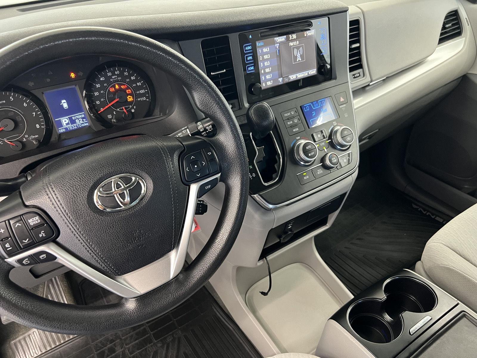 2016 Toyota Sienna LE - Photo 19