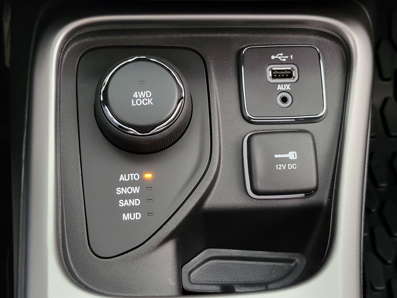 Used 2019 Silver Jeep Limited image 22