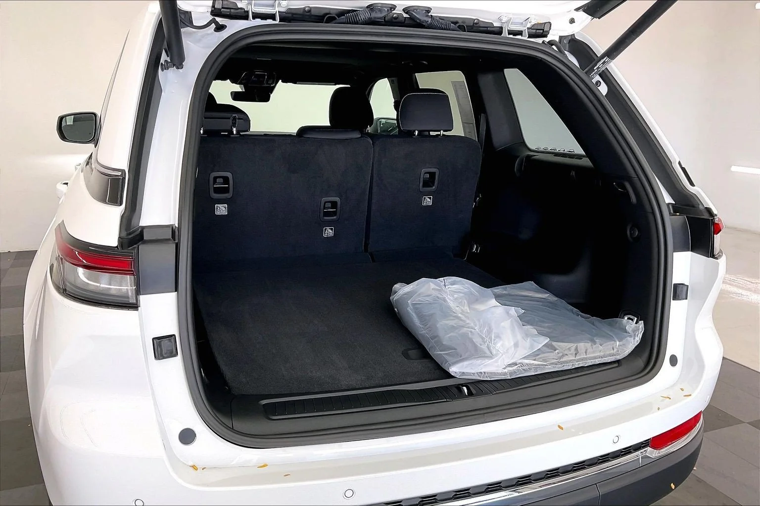 New 2027 PW7 Bright White Clear Coat Jeep Laredo X image 11