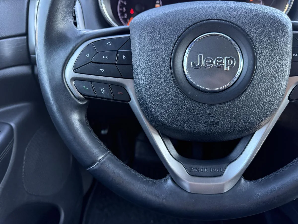 Used 2018 Red Jeep Laredo 4wd image 24