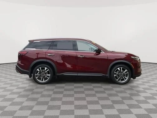 Used 2022 Red INFINITI LUXE image 2