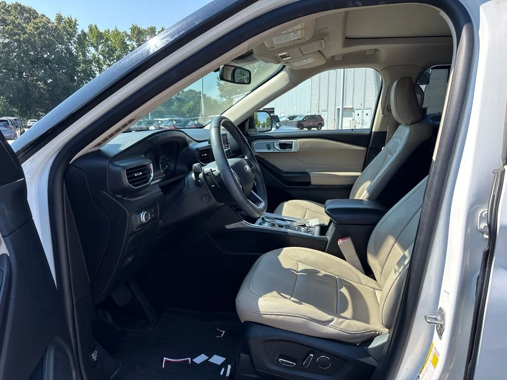 Used 2020 White Ford Limited image 5