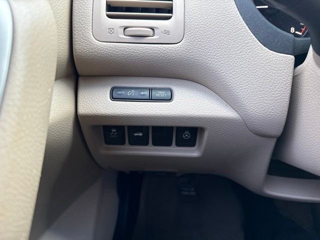 Used 2015 White Nissan 2.5 SL image 30
