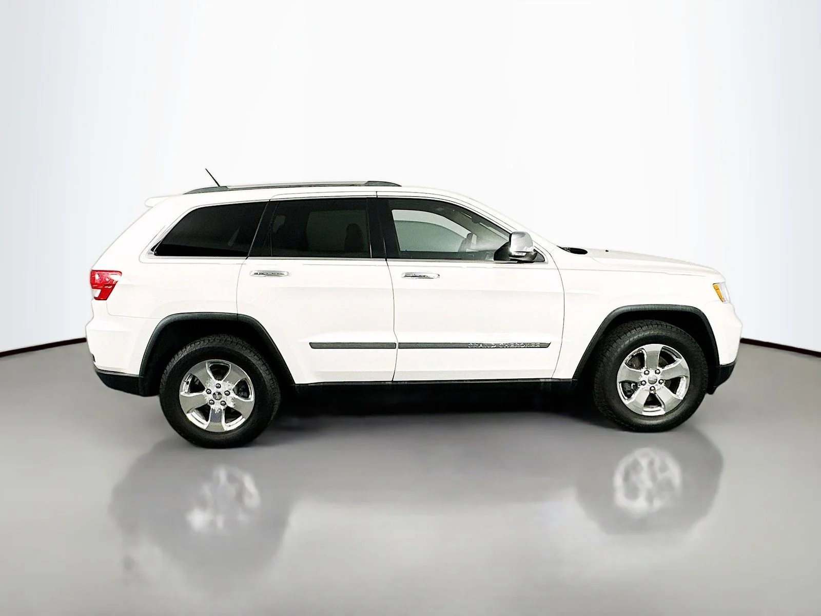 Used 2011 Stone White Clearcoat Jeep Limited image 9