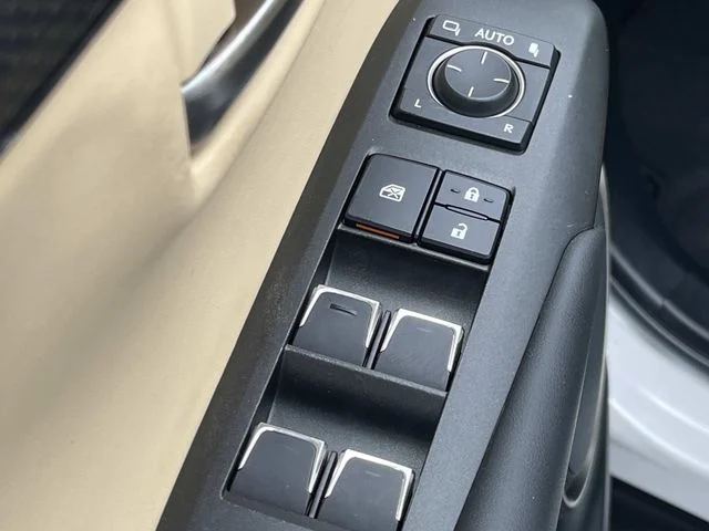 Used 2019 White Lexus 300h image 30